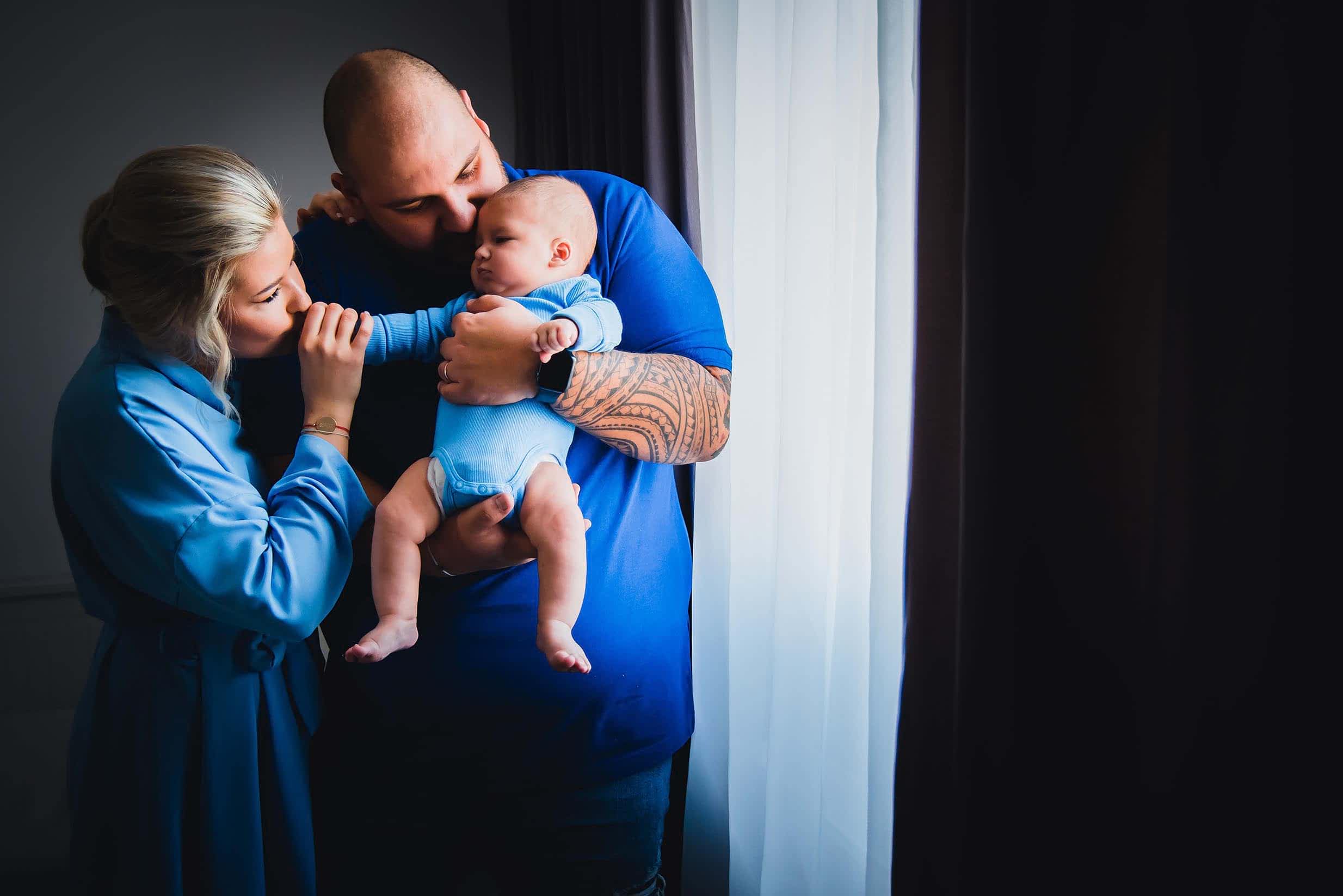 mama si tata saruta copilul la sedinta foto botez, fotografie botez